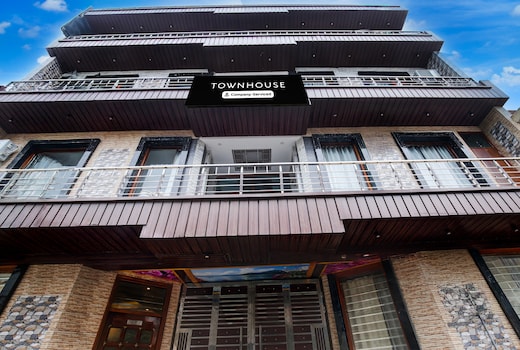 Super Townhouse Chandigarh Near PEC-PGI-PU Formerly Hotel Paradise