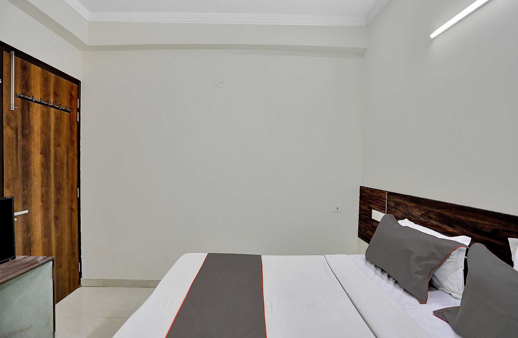 Collection O Raksha Inn Near PVR Ansal Plaza Greater Noida - Tap to explore photos