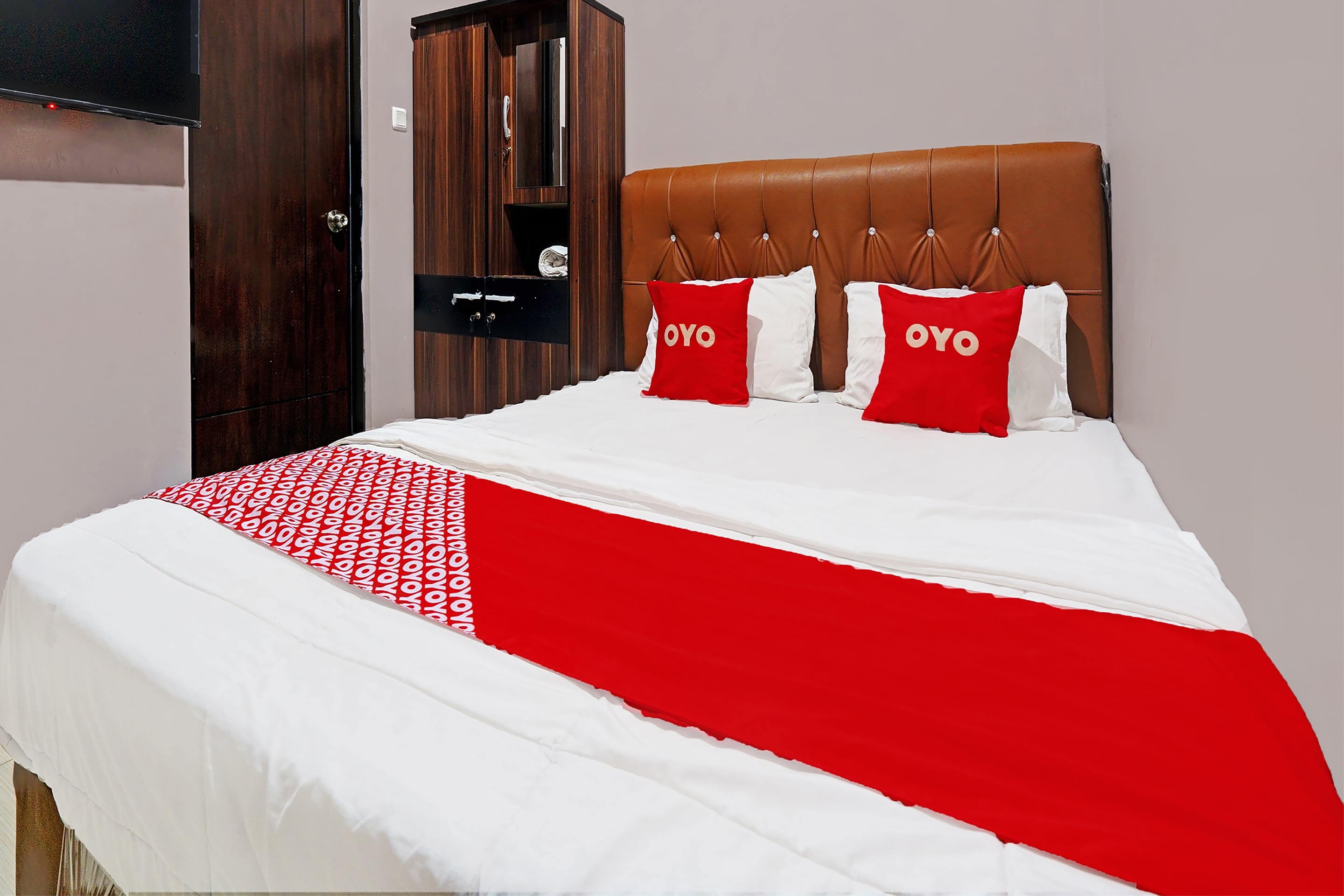 OYO 92556 JKK Sweet Room - Tap to explore photos