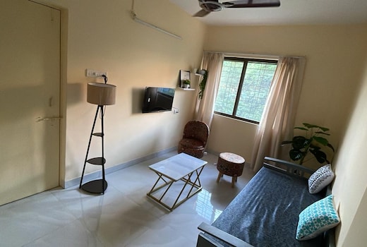 Jade 1Bhk Humble Abode Near Airport  WiFi   AC  Smart TV  Kitchen