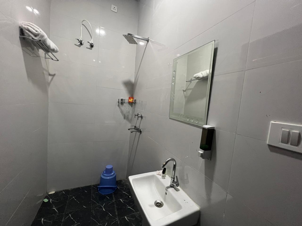 MNG Rooms at Awas Vikas 3 - Tap to explore photos