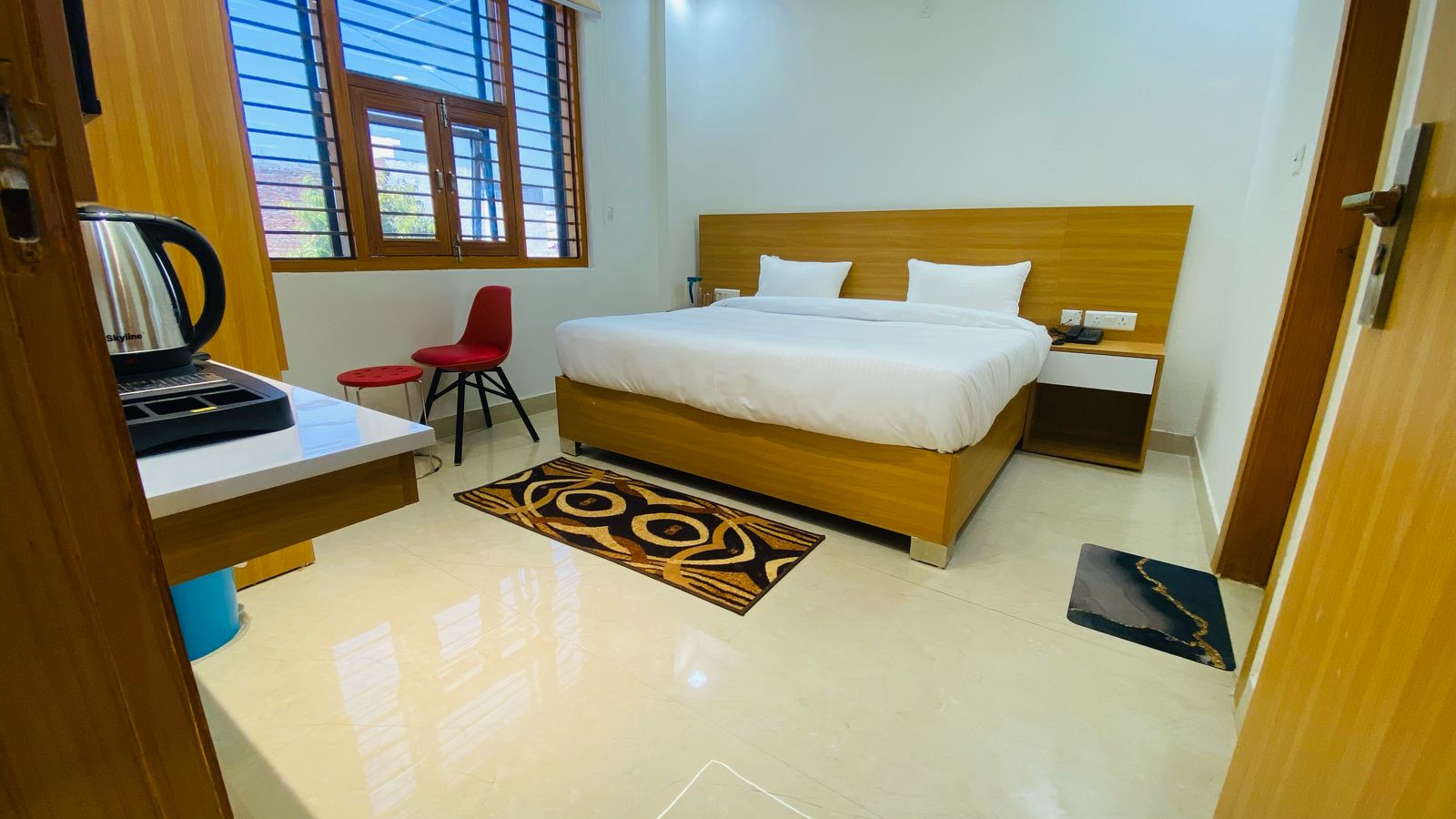 Shri Bansuri Dham Inn - Tap to explore photos