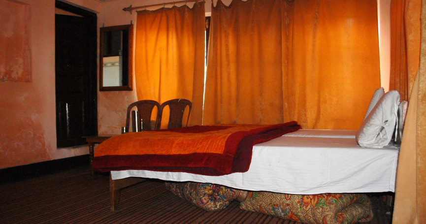 Kashmir Houseboat  Srinagar  INR 1512 OFF   3  6  0  0   Best Offers