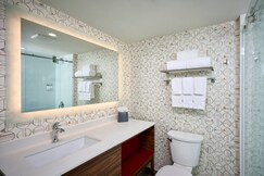Holiday Inn & Suites OAKVILLE @ BRONTE, Halton
