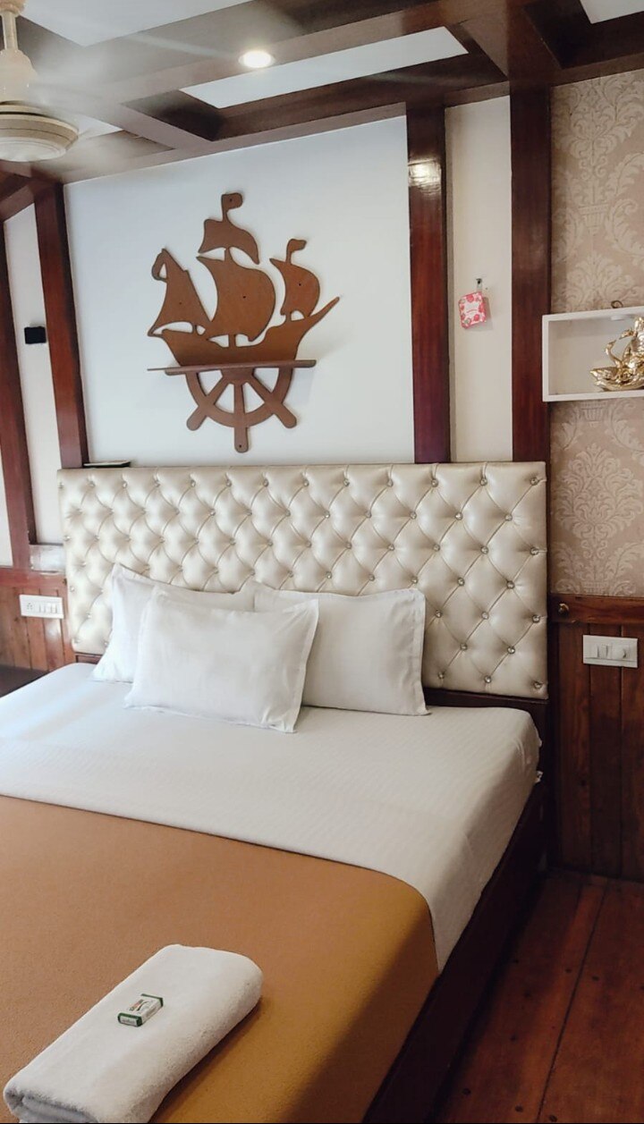 Crystal Cruis house Boat - Tap to explore photos