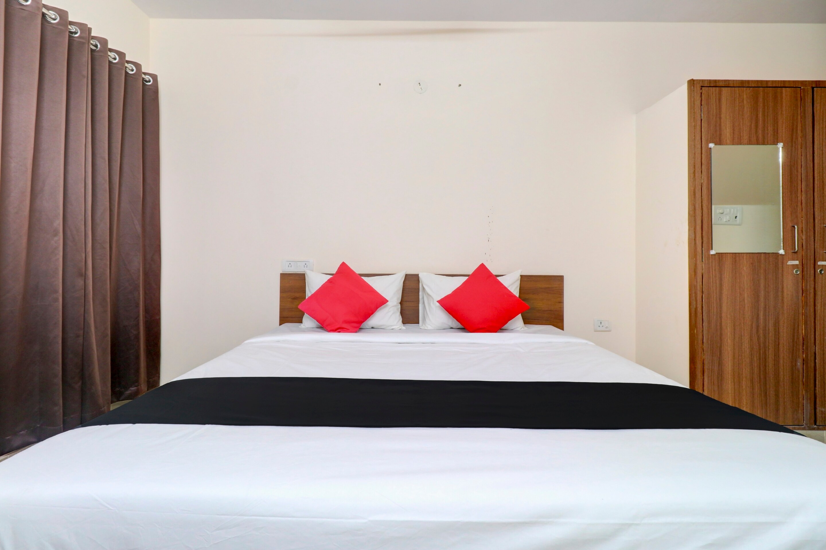 Hotel O Elite Lifestyle Red Rose Near 7d Voyage - Tap to explore photos