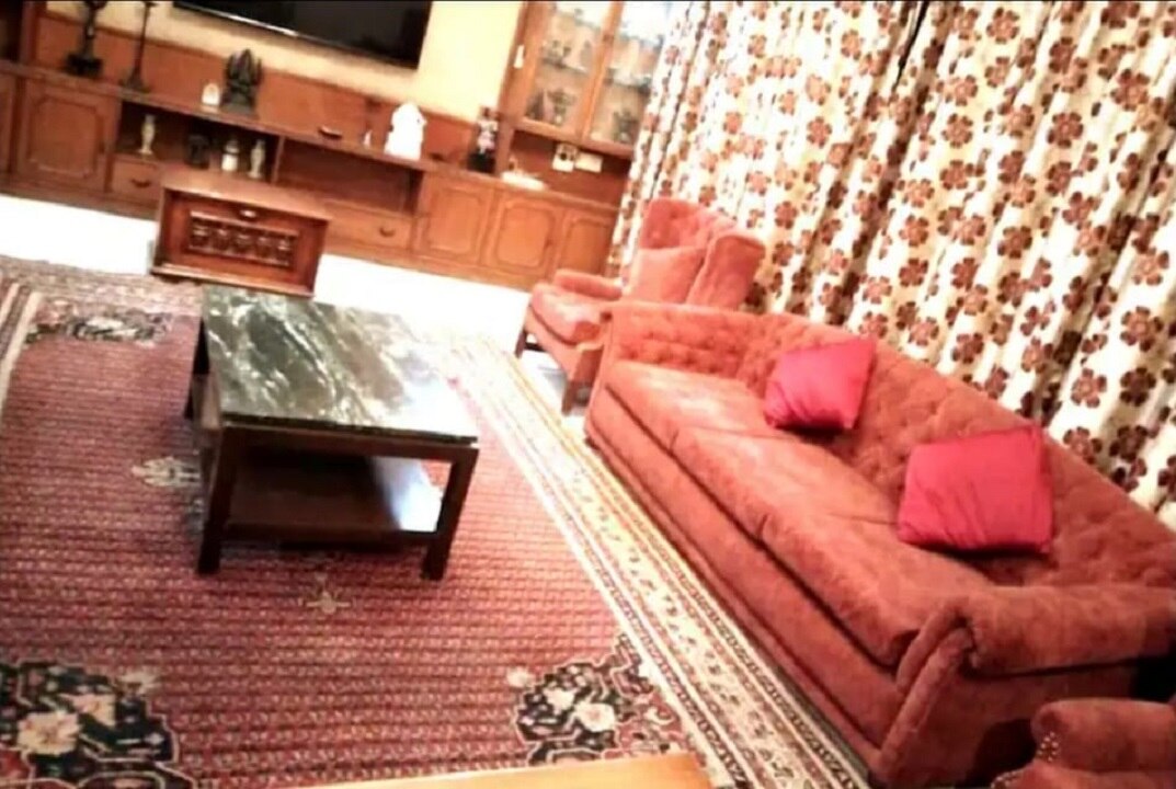 3 BHK,FIRST Floor, SPACIOUS, PARKING  ,CARETAKER - Tap to explore photos