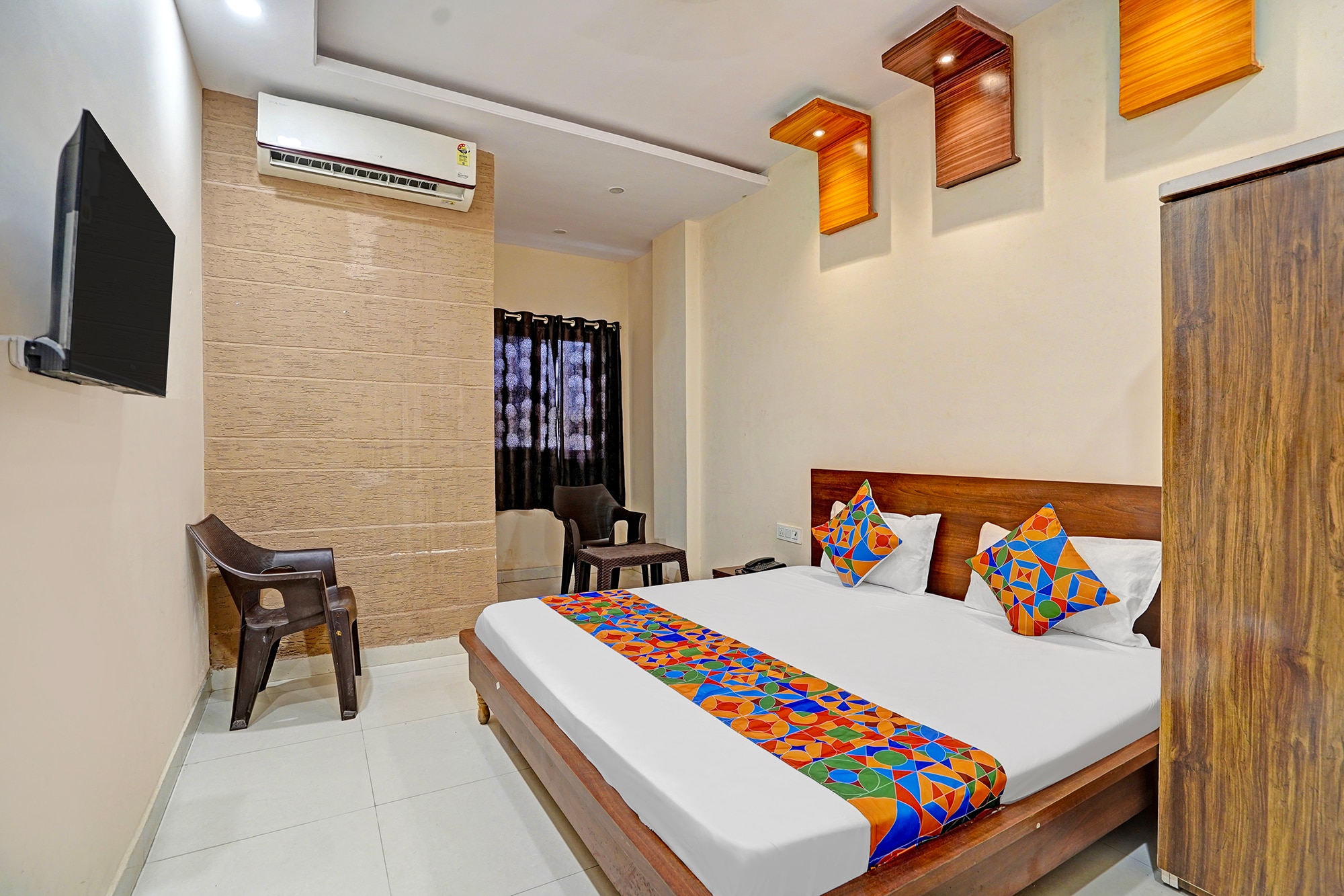FabHotel Paras Palace - Bairagarh , Near Sant Hirdaram Nagar railway station - Tap to explore photos