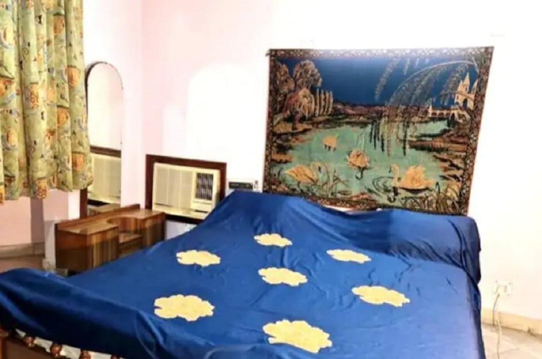 3 BHK,FIRST Floor, SPACIOUS, PARKING  ,CARETAKER - Tap to explore photos