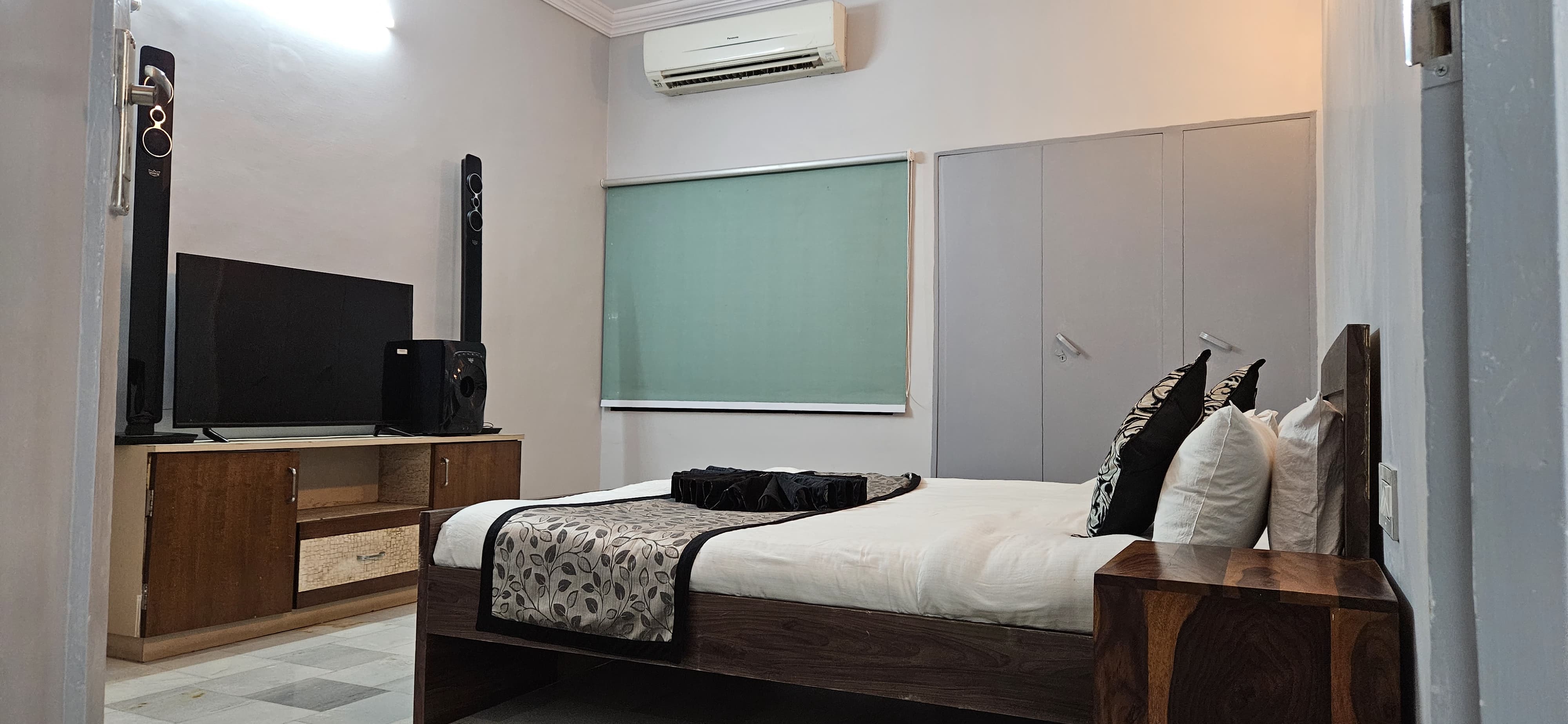 Infinity Homestays 2 - Luxe 2 BHK Flat Panchwati - Tap to explore photos