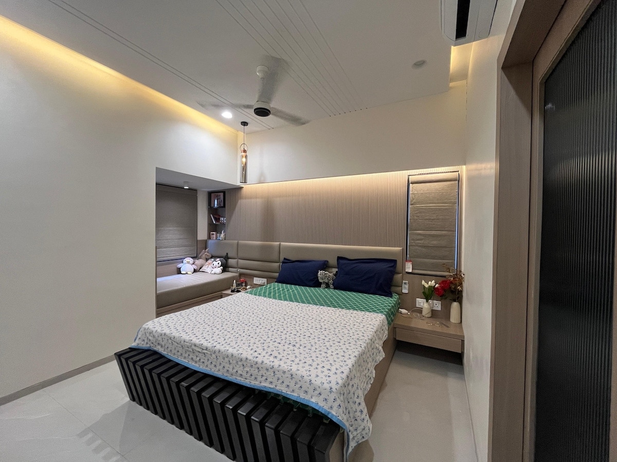 Deluxe Queen Room with Attached Washroom 1