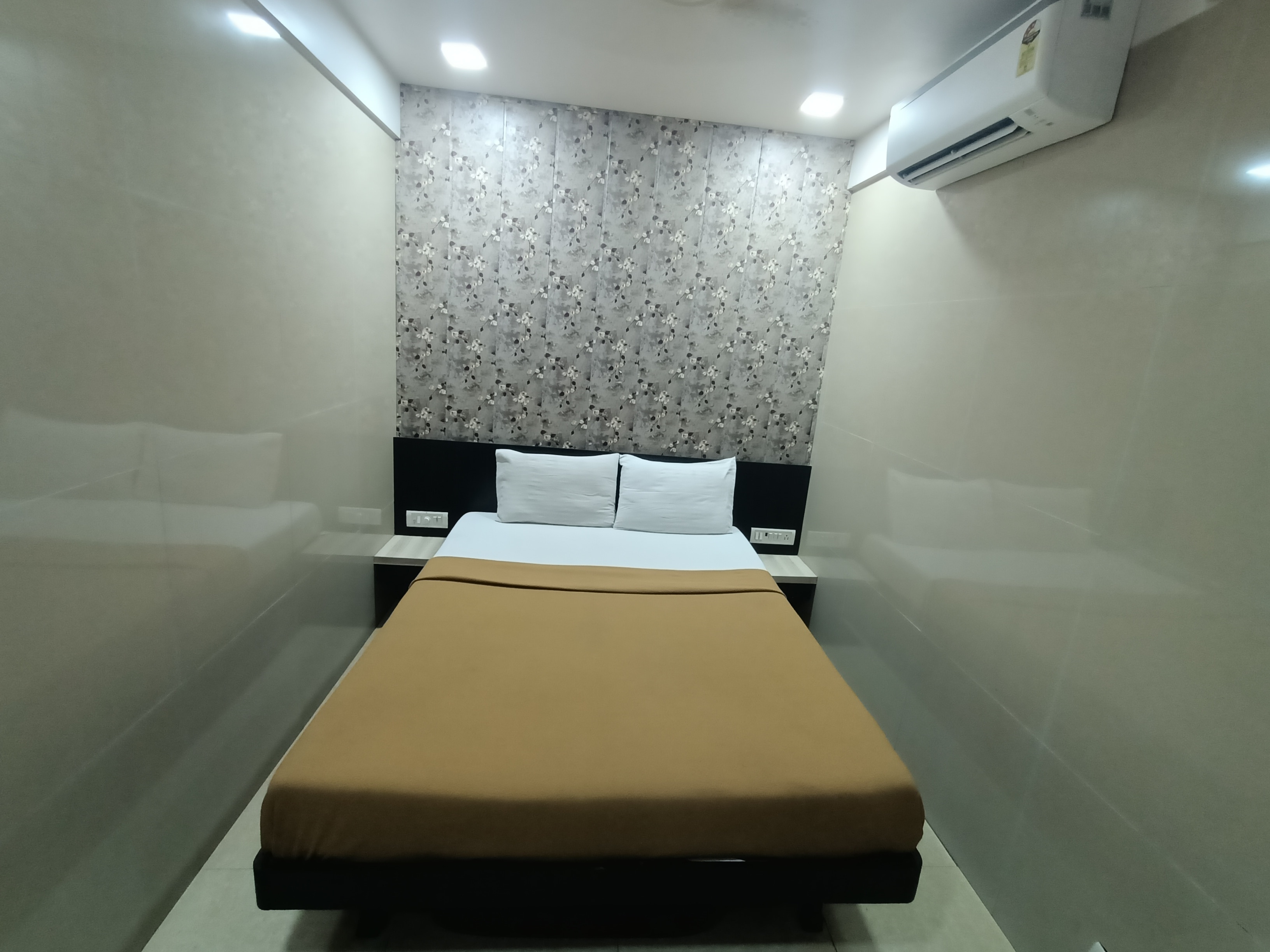 Hotel Sai Heritage - Tap to explore photos