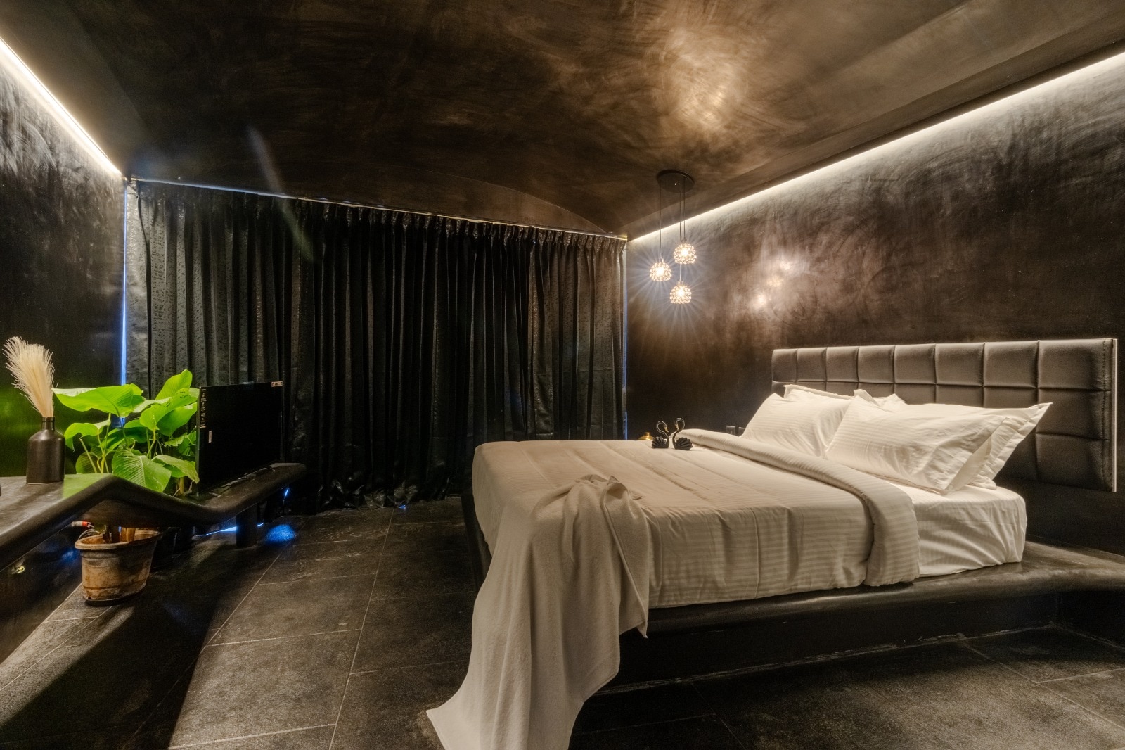 Nomads Resort Luxury Bathtub Suits and Private Pool - Tap to explore photos