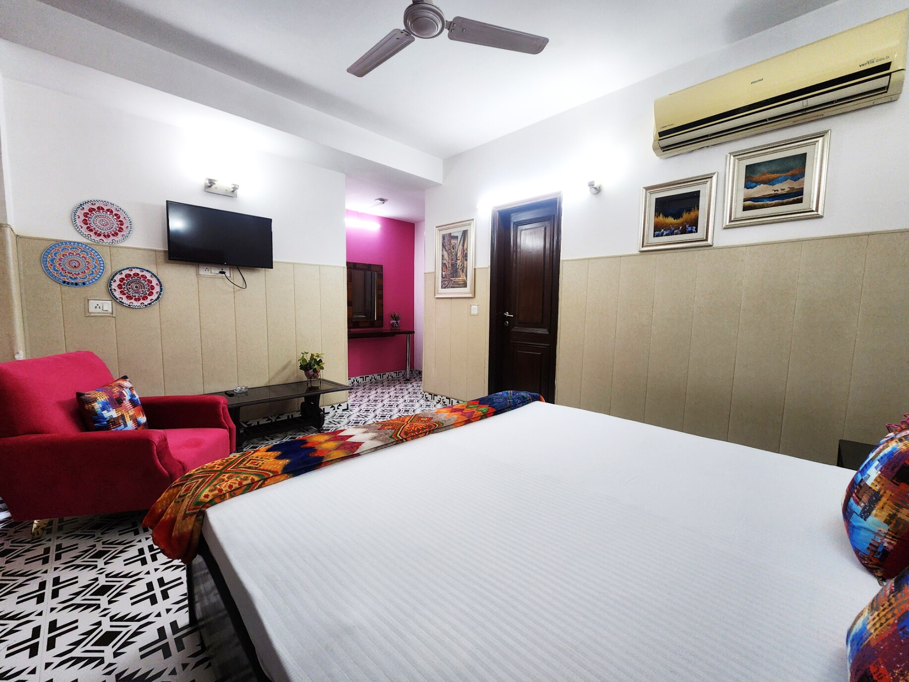 Spacious 1BHK Prime Location w/ 2 restrooms (5) - Tap to explore photos
