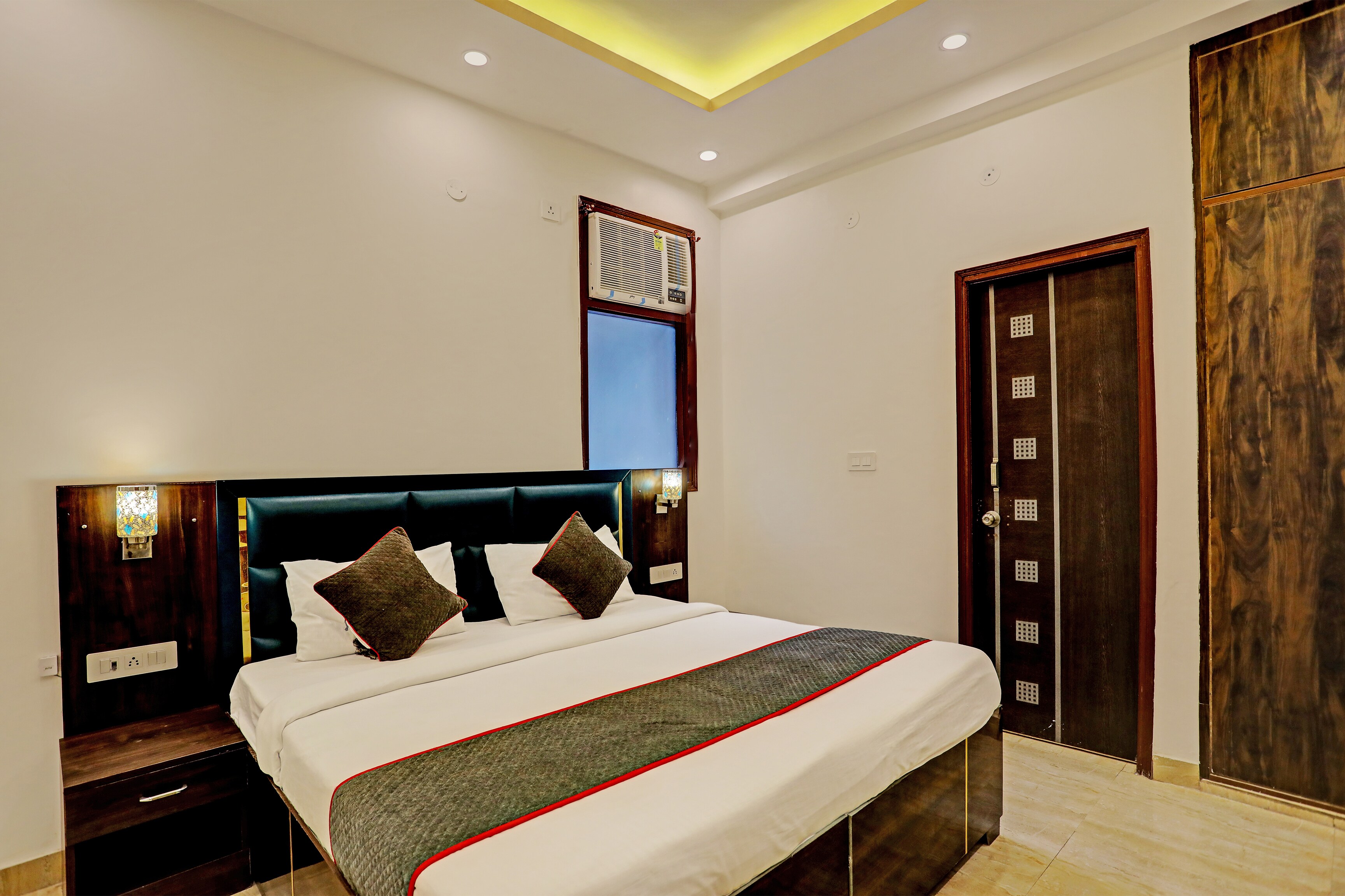 Super Collection O Sector 55 Noida Near Noida Stadium - Tap to explore photos