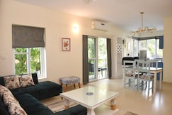 Casa Cenica - 2bhk furnished apt, Arpora pool view, Goa