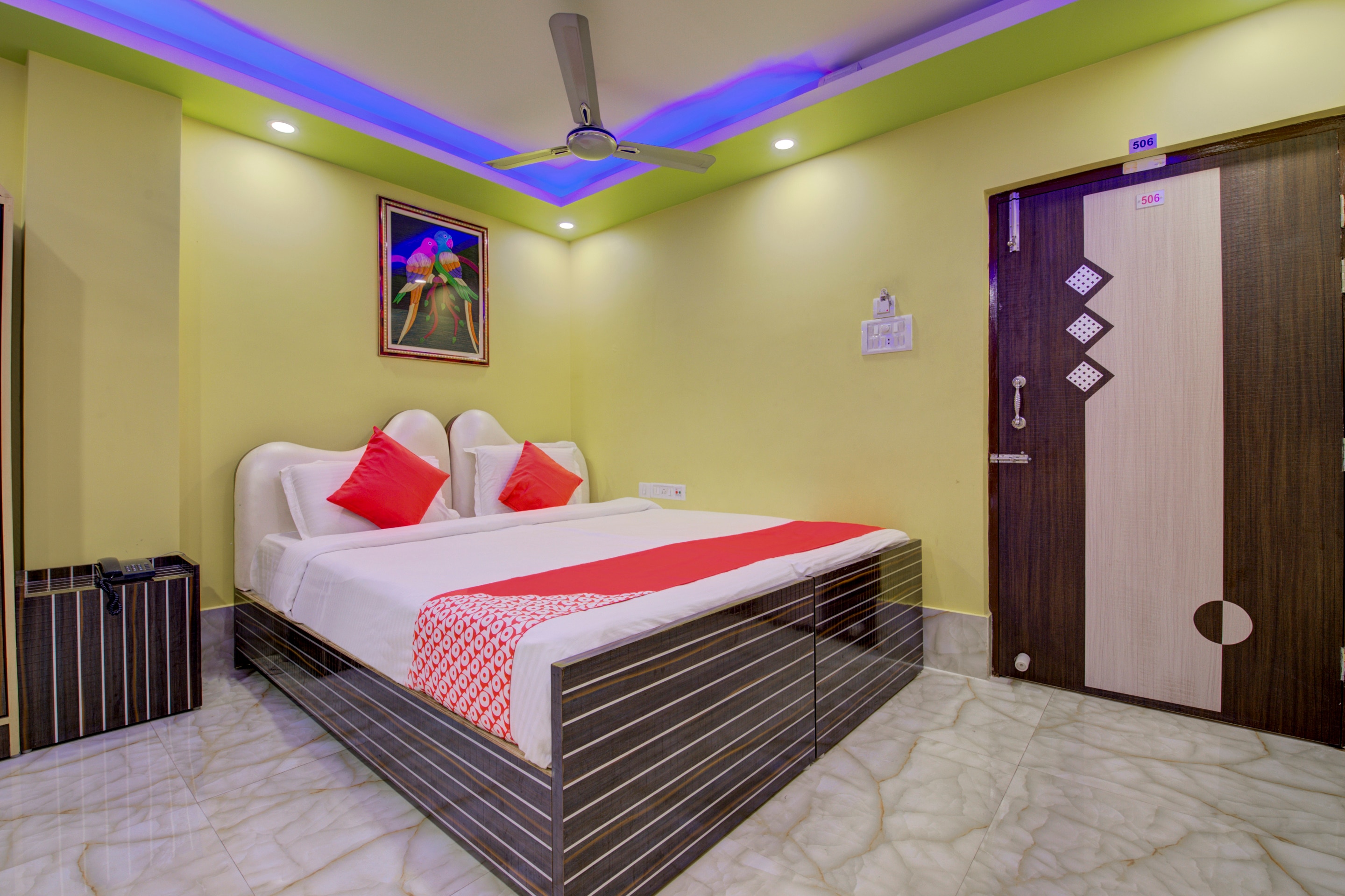 Super Collection O Raj Guest House Near Kolkata Airport - Tap to explore photos