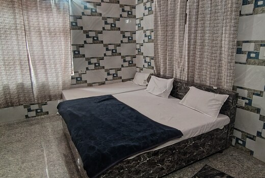 The Lal Punjabi Stay | 100m from Saryu Ghat