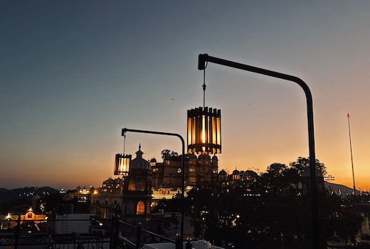 Elysium Hostel |Rooftop Restaurant Near City Palace