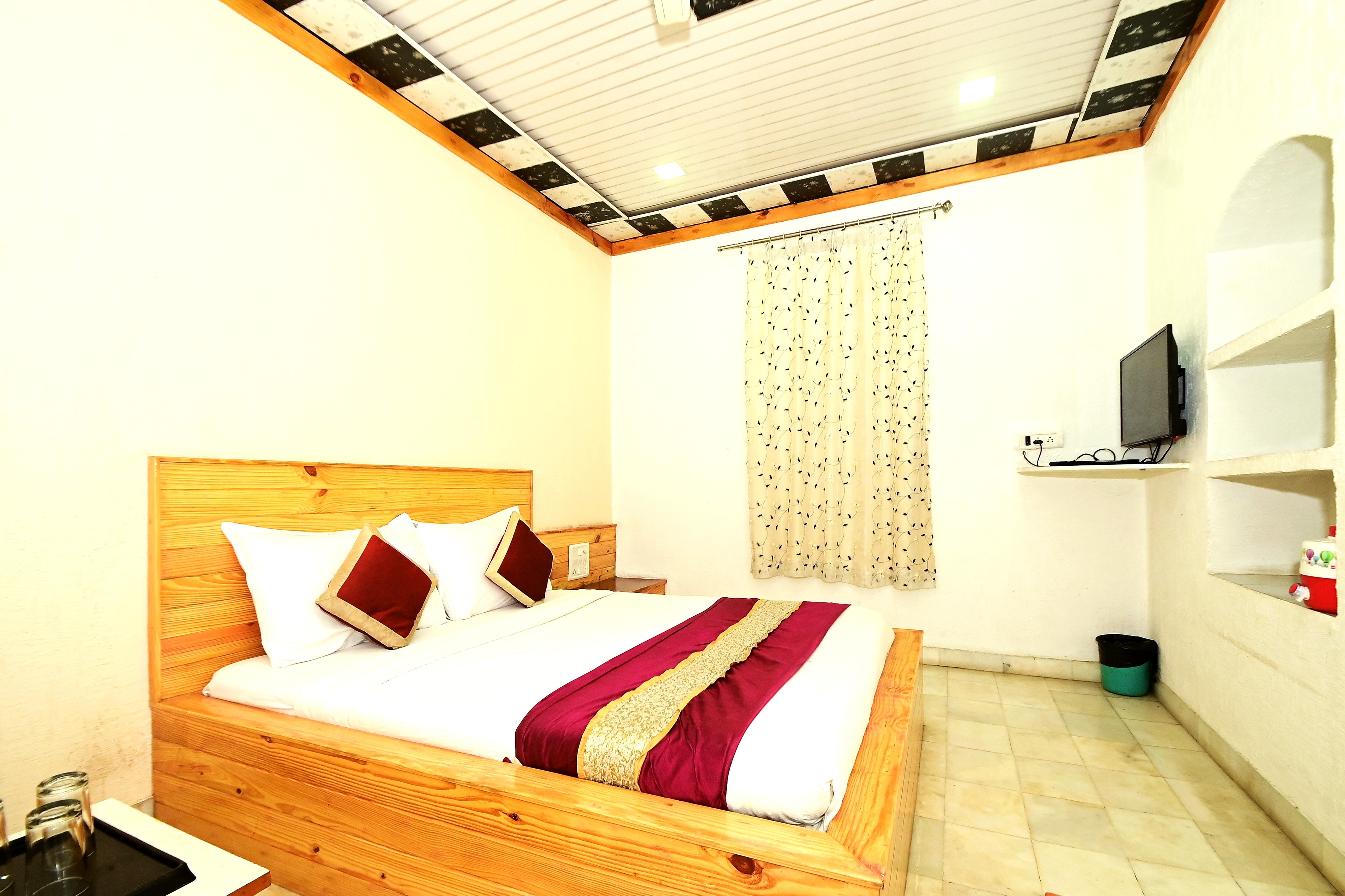 Hotel Shanti ,Mount abu ( 550 meters from Nakki lake ) - Tap to explore photos