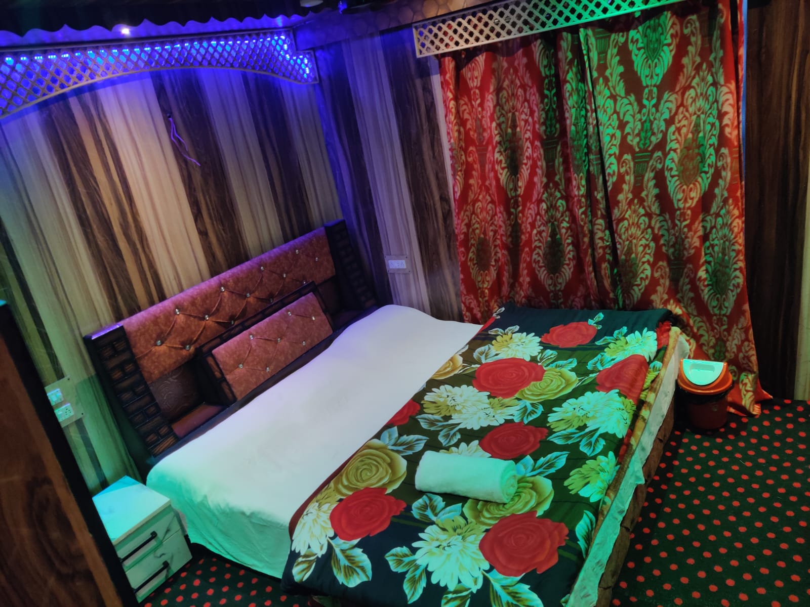 Shahenshah Houseboats - Tap to explore photos