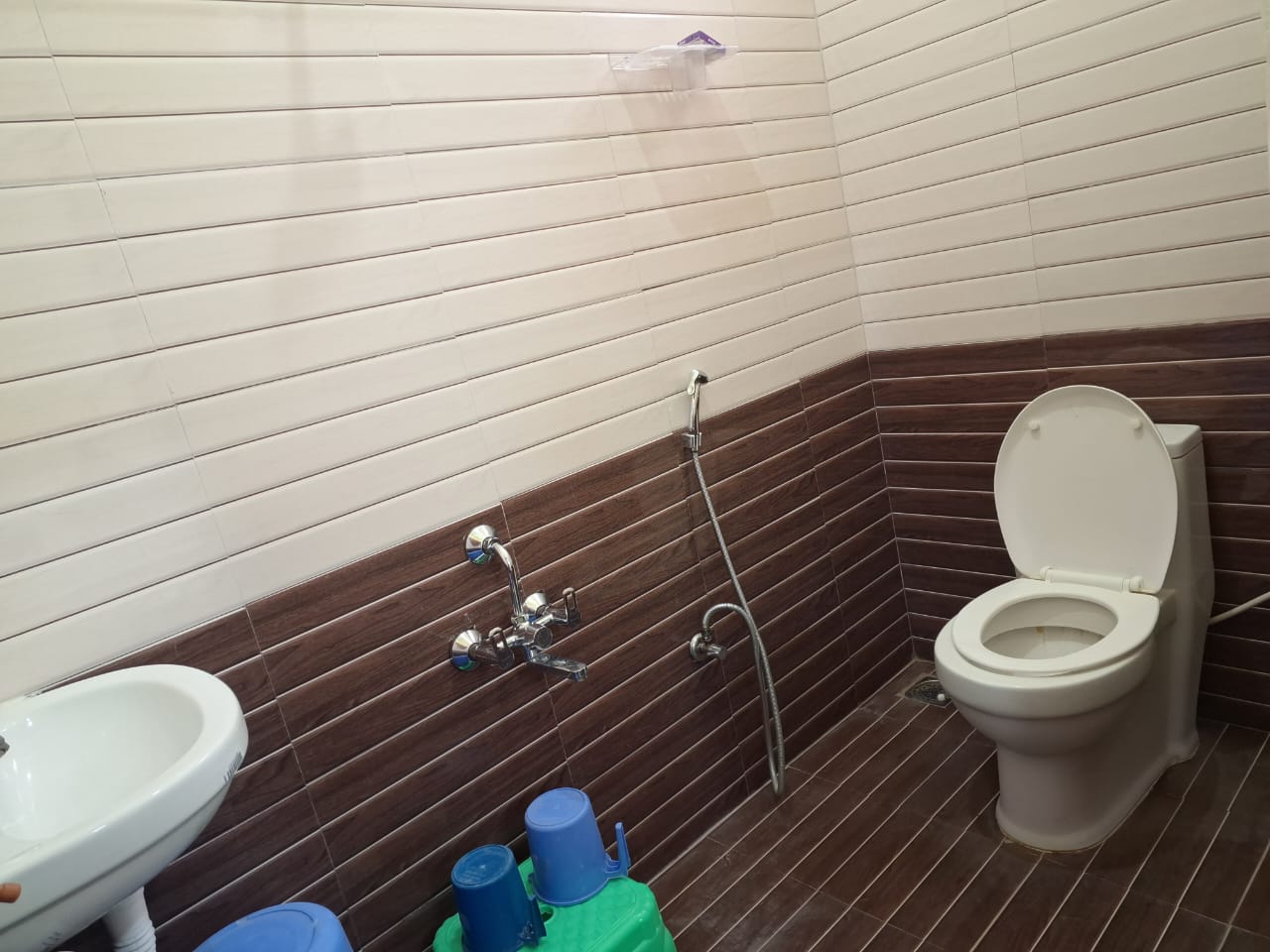 Sri Saraswathi Rooms - Tap to explore photos