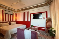 Scarlet Stays, Jaipur