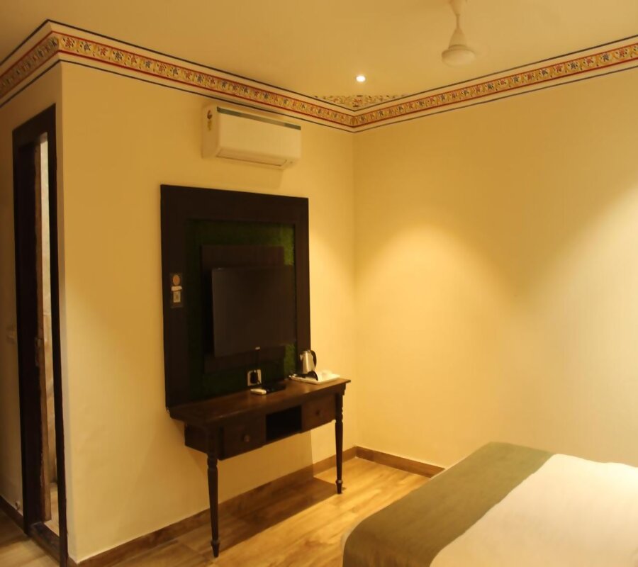 Hotel Sahibs Royal Ville - Tap to explore photos