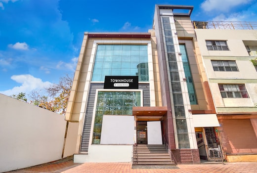 Super Townhouse Z Square Mall Formerly The Mall Road Inn