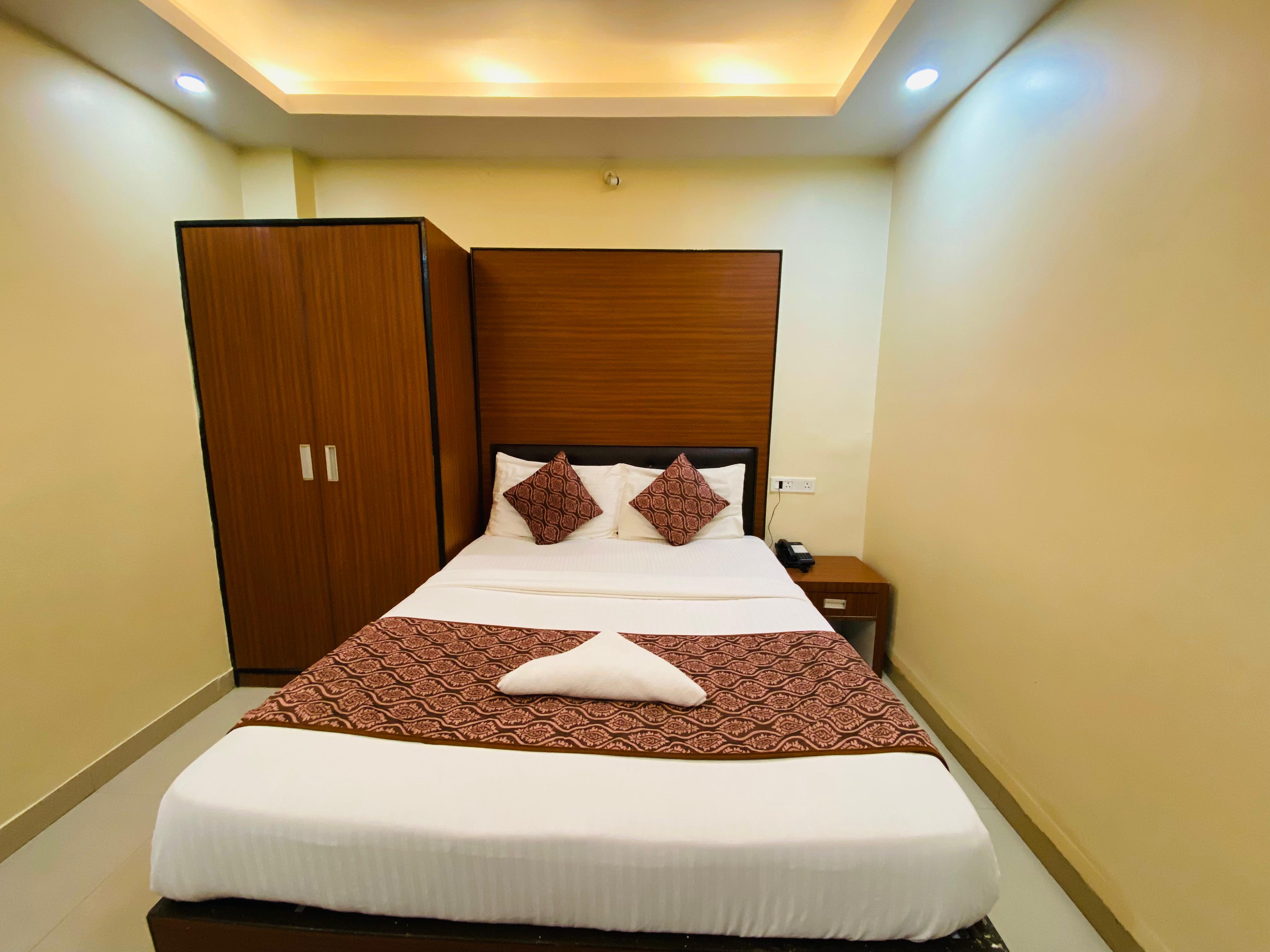 Hotel Kamat Inn - Tap to explore photos