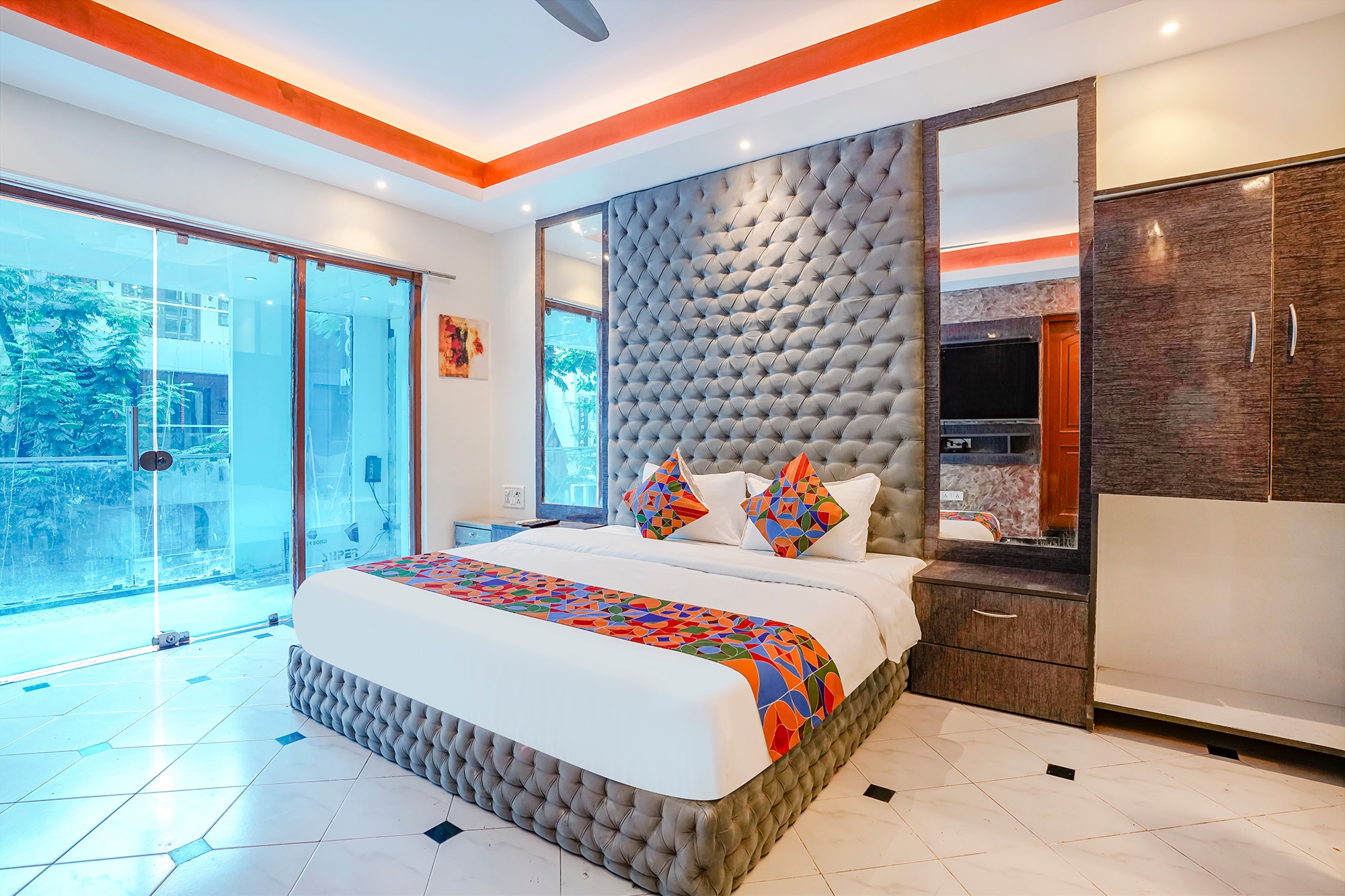 FabHotel Twigo Inn - Nr. Kokilaben Dhirubhai Ambani Hospital - Tap to explore photos