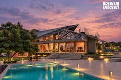 StayVista at Valora Farm - Chatrapati Sambhaji Nagar w/ Pool, Mountain View, Chhatrapati Sambhajinagar
