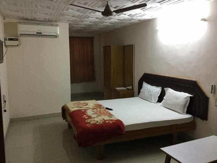 The Mak Inn Apartment | Rooms & Caretaker - Tap to explore photos