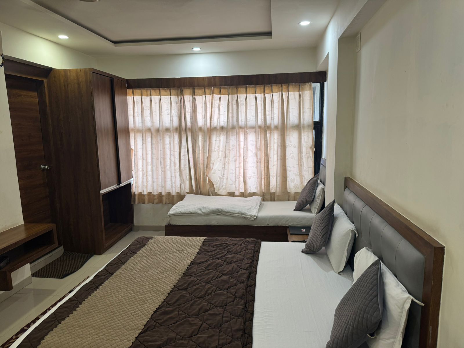 Hotel Mansarovar - Tap to explore photos