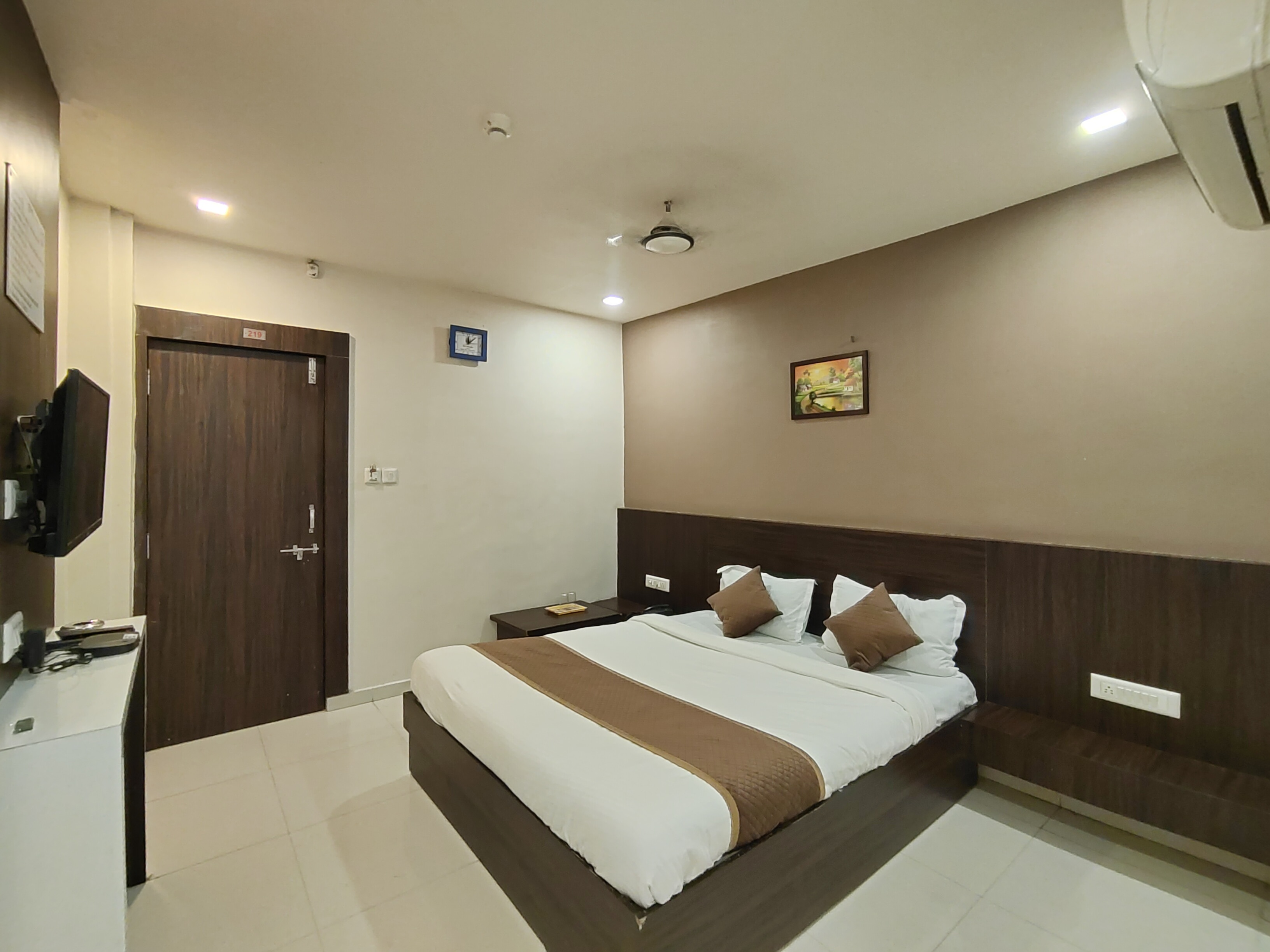 Hotel Palav Palace - Tap to explore photos