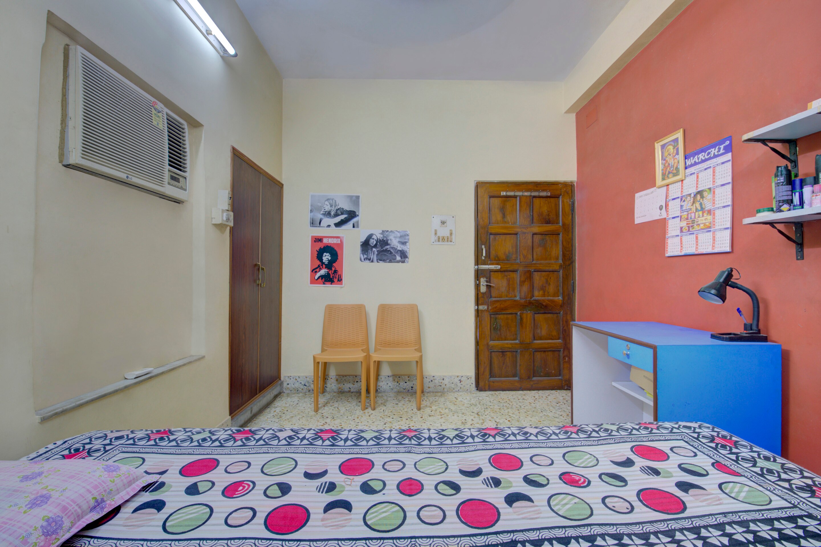 Cozy Room in Jadavpur - Tap to explore photos