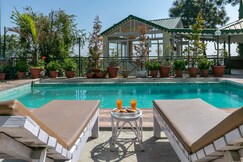 StayVista at 3 Rooms @ Villa Mountain Crest W/ Outdoor Pool, Solan
