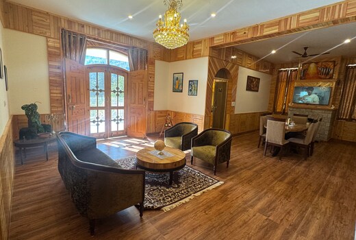 Deodar Base Suite (3BHK) by The Highgrove House, Manali