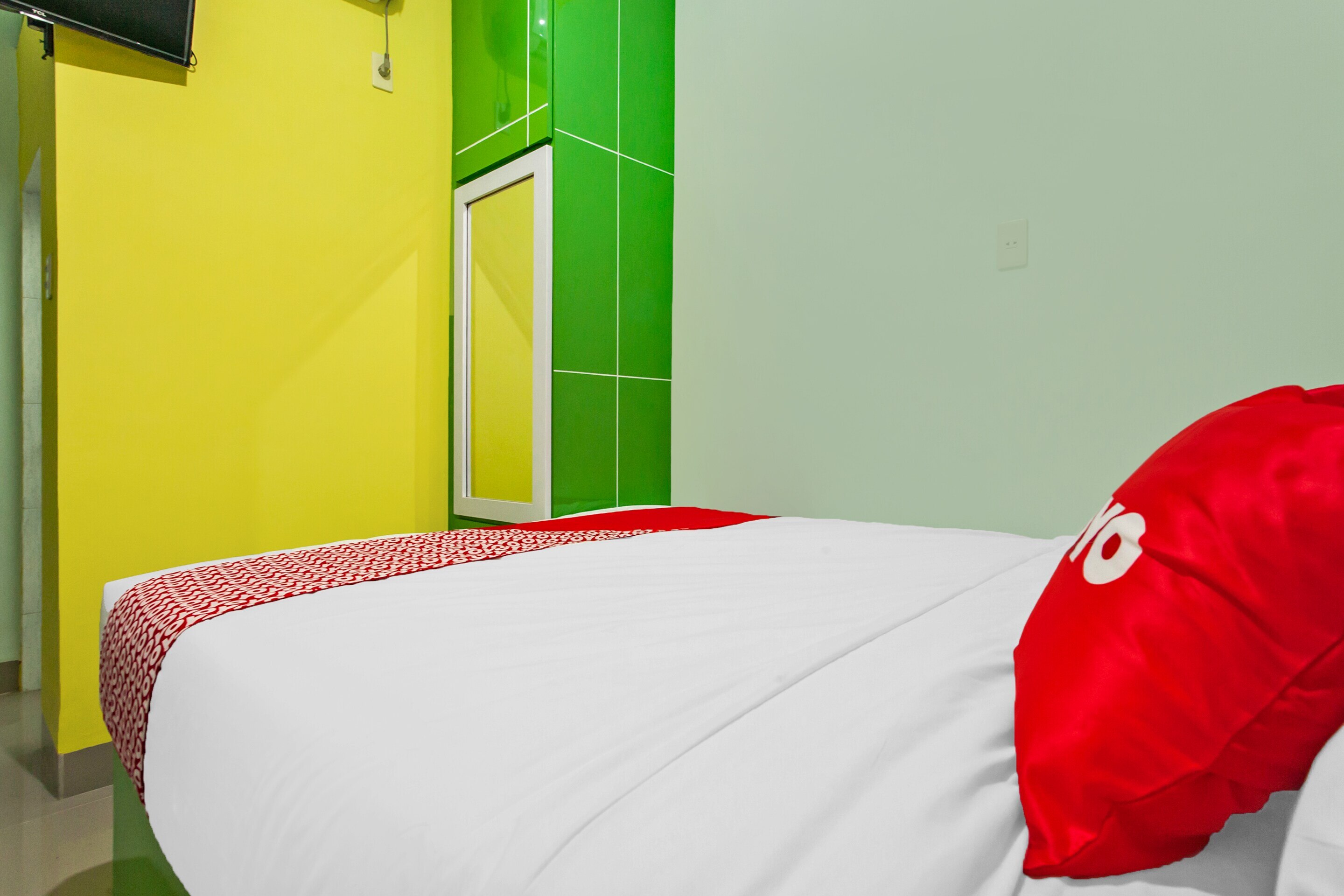 Super OYO 1763 Dinda Residence Syariah - Tap to explore photos