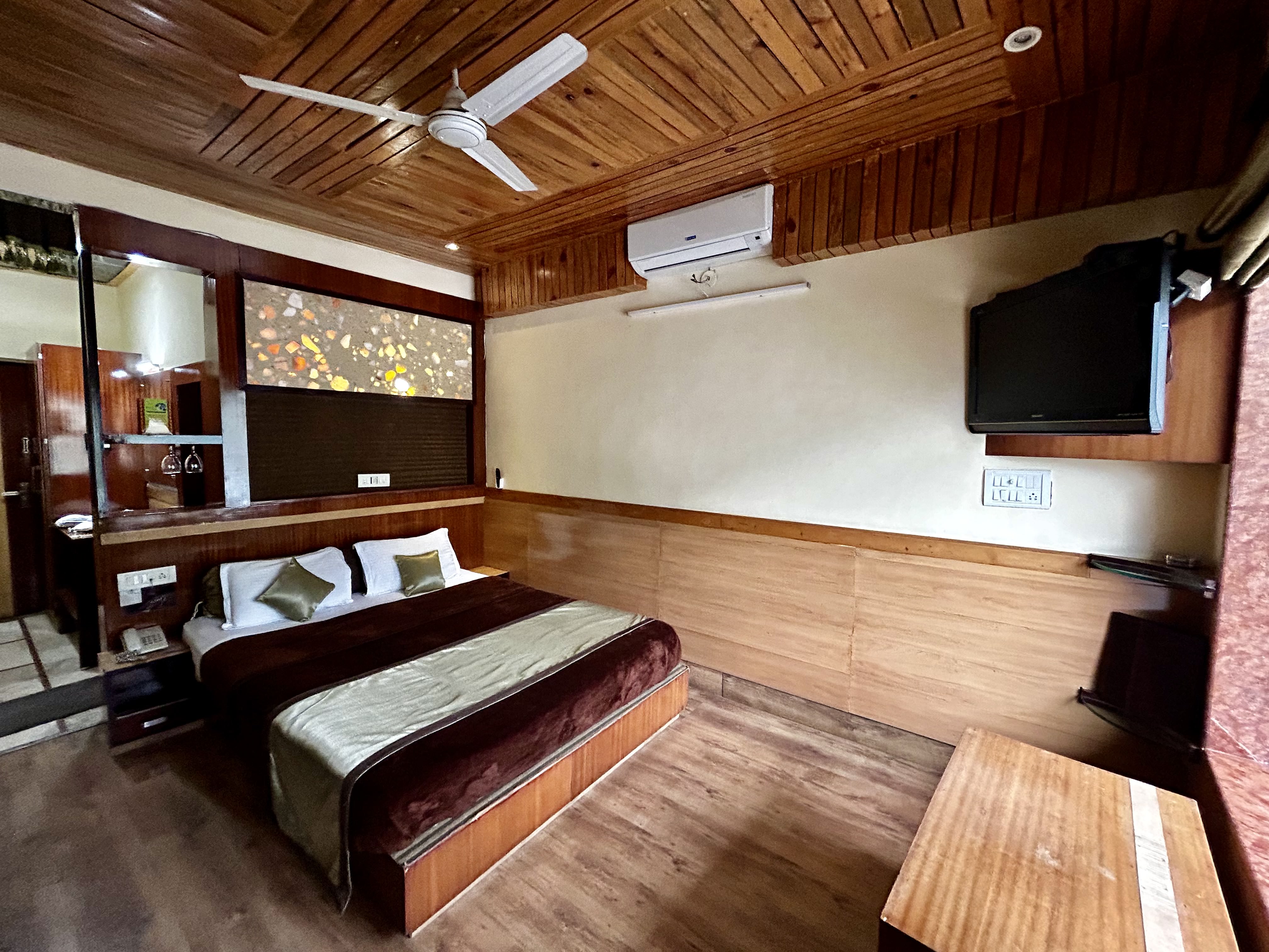 Gandhis Paradise Most Centrally Located Hotel In Mcleodganj - Tap to explore photos