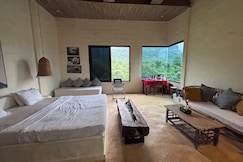 The silvaate stays, Karjat