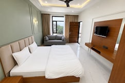 Hotel Heera Palace, Reengus