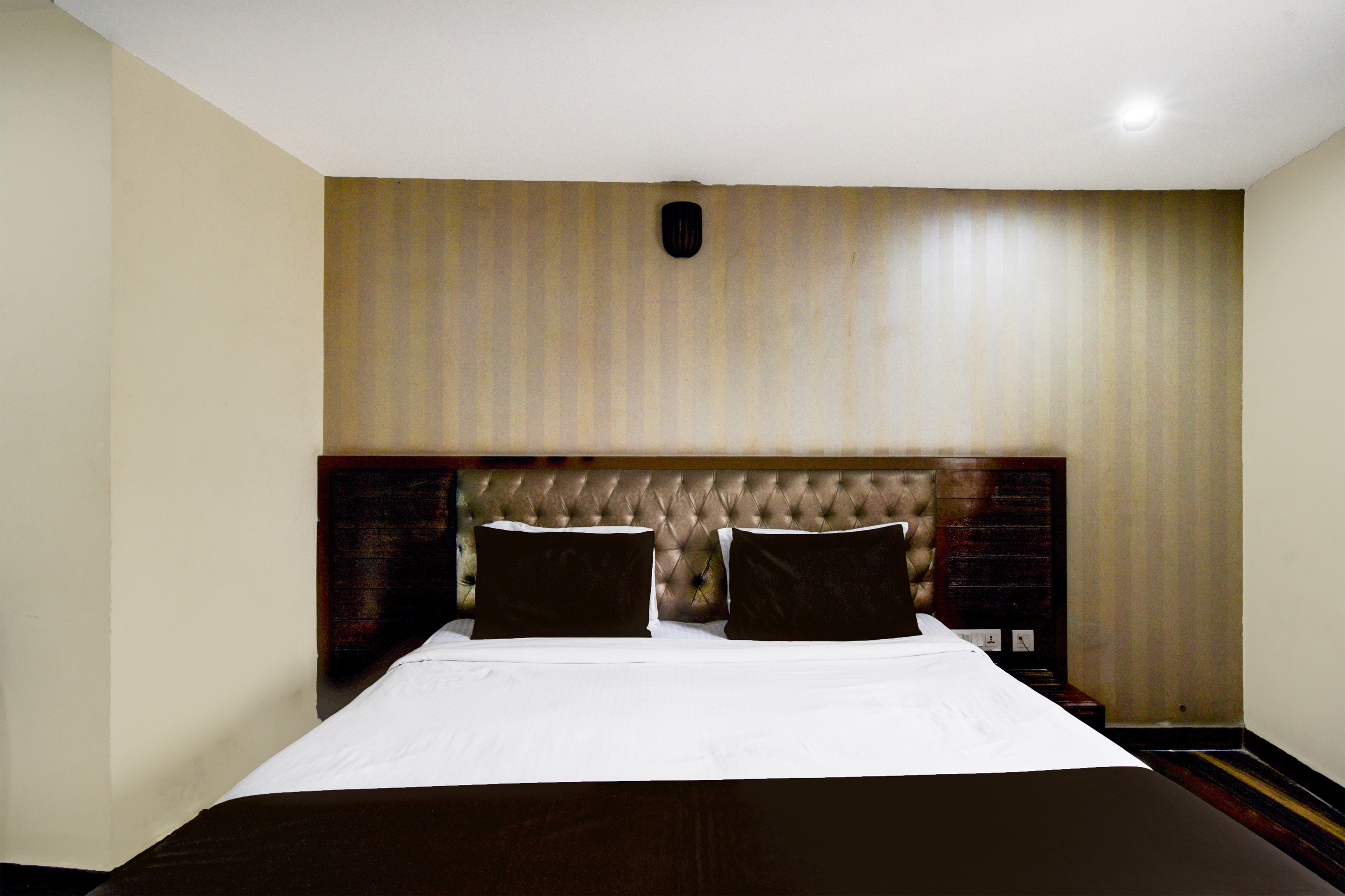 Super Townhouse Kothapet Formerly Surabhi Elite - Tap to explore photos