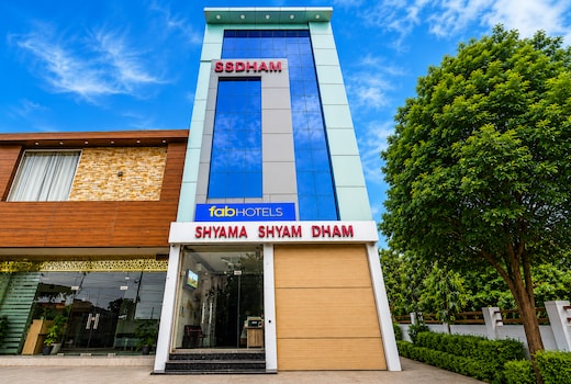 Fabhotel SS Dham - 200m from prem Mandir