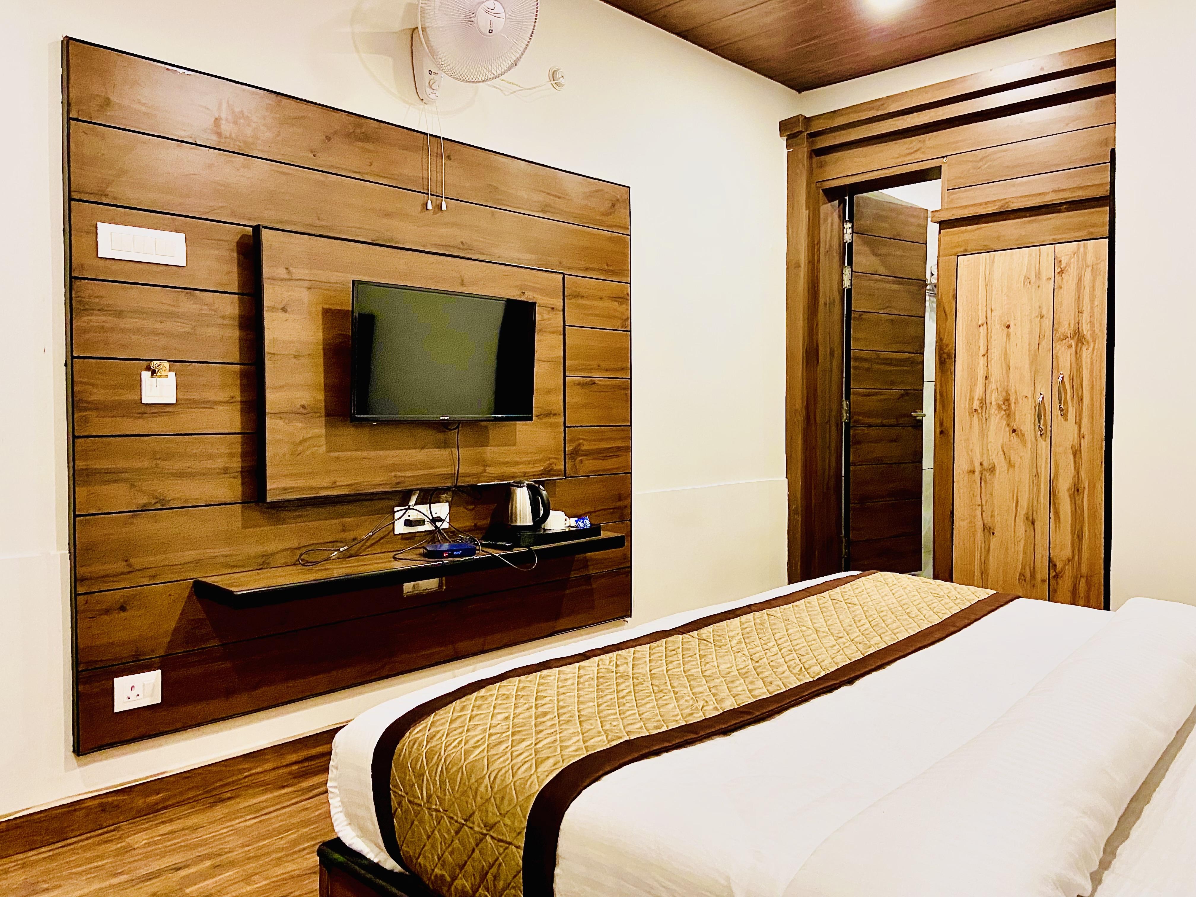 Hotel Woodland(walkable Distance from Mall Road) - Tap to explore photos