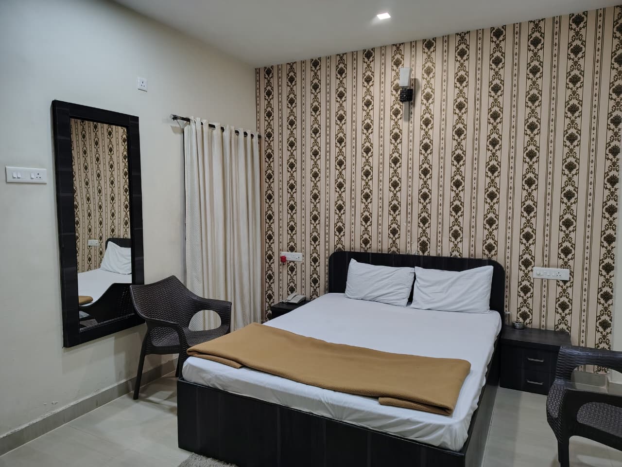 Hotel Sai Arya, Wardhaa