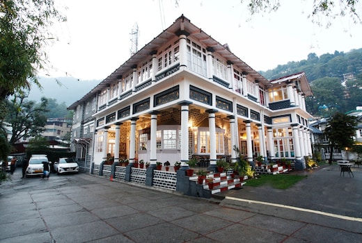 The Palace Belvedere (walkable distance from Mall Road)