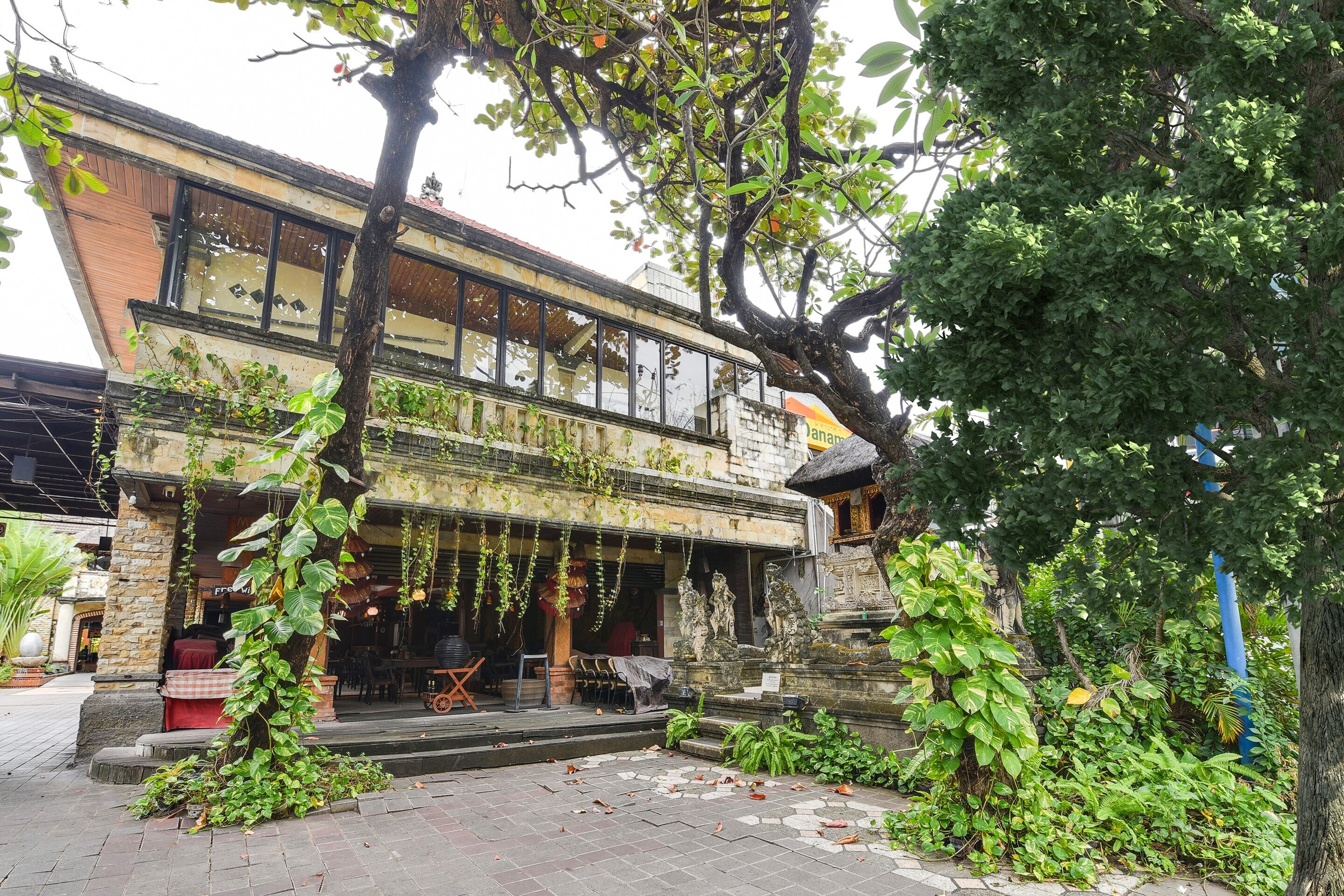 SUPER OYO Townhouse Oak Maxi Hotel Legian - Tap to explore photos