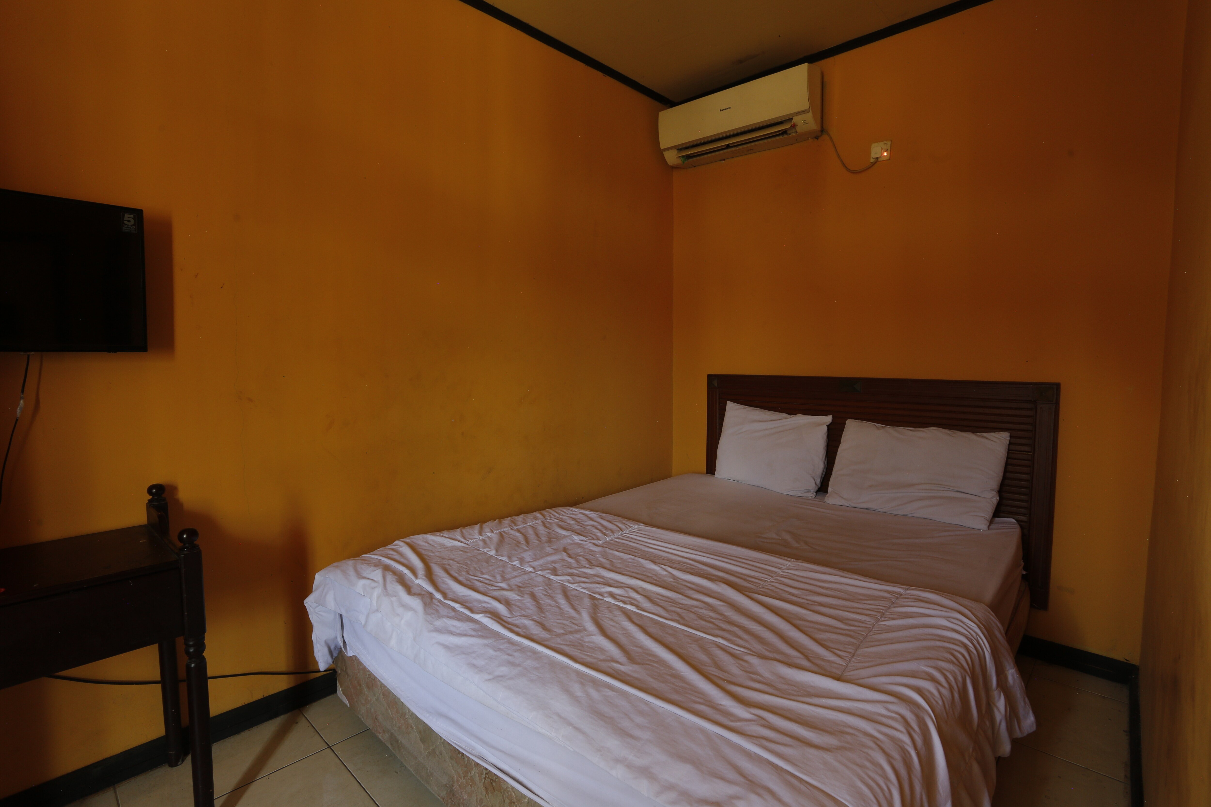 OYO 93119 Guest House Leo Patra - Tap to explore photos