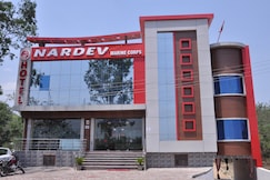 Hotel Nardev Marine Corps, Amb